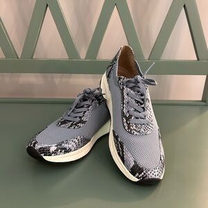 Naturalizer light blue sneakers, brand new, never been wore outside, size 8